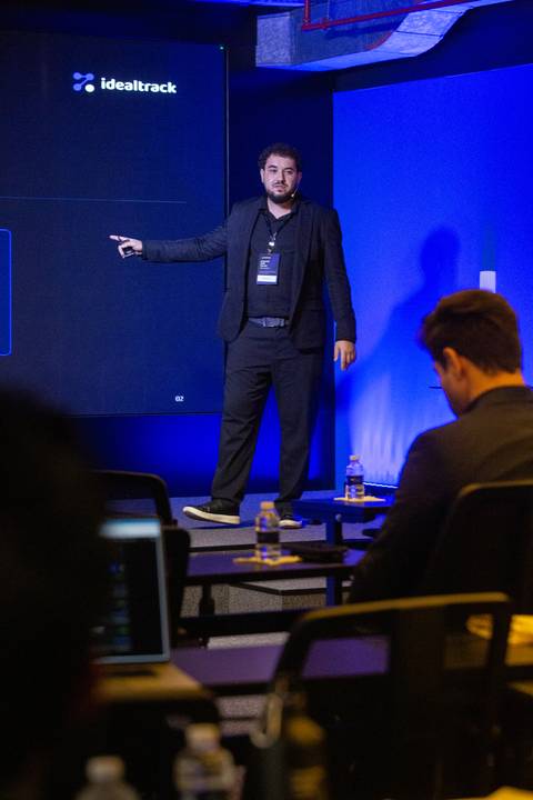 Apresentação idealtrack: Jean Rios em apresentação no palco para plateia do evento de tecnologia em São Paulo. Foto por Bruno Arita.'