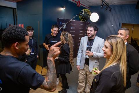 Networking de Encerramento: Convidados e equipe em momento de descontração e networking no coquetel da IdealTrack em São Paulo. Foto por Bruno Arita.'