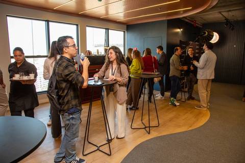 Network no Espaço de Convivência: Convidados interagindo e tomando café na área social do evento IdealTrack em São Paulo. Foto por Bruno Arita. '