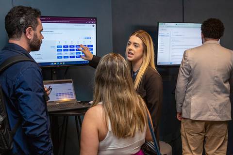 Demonstração do Sistema: Equipe IdealTrack apresentando o painel de controle do software em telas em São Paulo. Foto por Bruno Arita.'