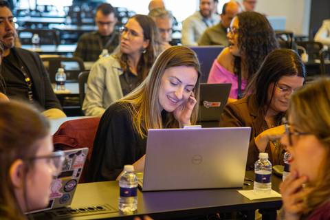 Plateia Acompanhando Palestras: Participantes do AI Growth Summit atentos ao conteúdo com notebooks em São Paulo. Foto por Bruno Arita.'