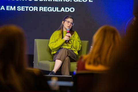 Debate sobre Inovação: Palestrante em painel sobre transformação em setores regulados no evento em São Paulo. Foto por Bruno Arita.'