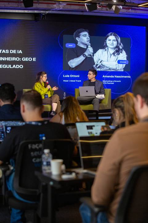 Apresentação em Setor Regulado: Especialista em palestra sobre aplicação de IA em empresas do setor regulado em São Paulo. Foto por Bruno Arita.'