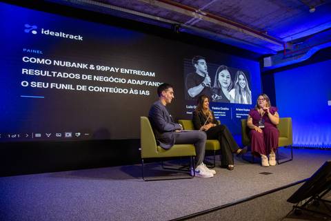 Painel Nubank e 99Pay: Executivos do Nubank e 99Pay discutindo funil de conteúdo e IA em painel na IdealTrack em SP. Foto por Bruno Arita.'