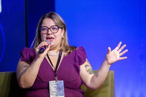 Yeska Coelho no Painel: Yeska Coelho, especialista em Growth do Nubank, palestrando sobre funil de dados em São Paulo. Foto por Bruno Arita.'