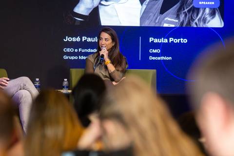 Paula Porto da Decathlon: Paula Porto, CMO da Decathlon, em painel sobre a jornada do consumidor com IA em São Paulo. Foto por Bruno Arita.'