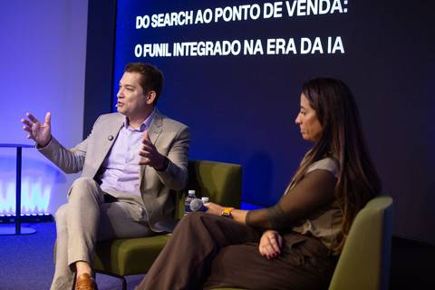 Painel com José Paulo: José Paulo mediando conversa com Paula Porto da Decathlon sobre funil integrado na era da IA em SP. Foto por Bruno Arita.'