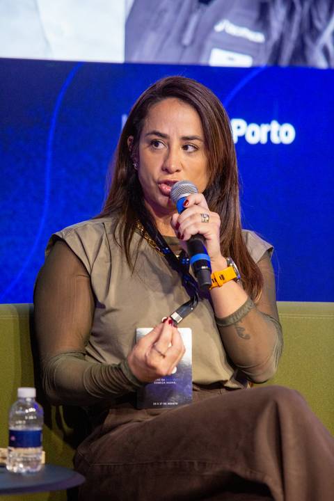 Paula Porto em Destaque: Paula Porto discursando sobre estratégias de marketing no evento AI Growth Summit da IdealTrack em SP. Foto por Bruno Arita.'