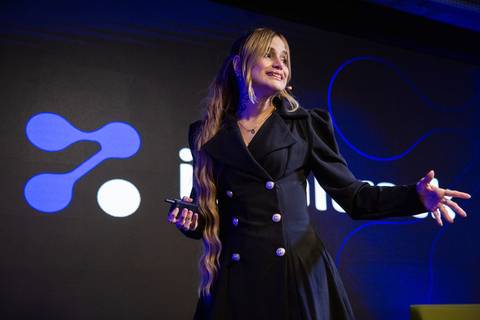 Palestrante no Palco Principal: Palestrante discursando sobre a influência da inteligência artificial na comunicação em SP. Foto por Bruno Arita.'