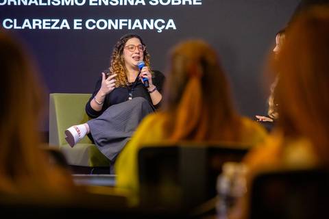 Palestrante em Destaque: Executiva discursando em painel sobre jornalismo, clareza e autoridade no AI Growth Summit em SP. Foto por Bruno Arita.'