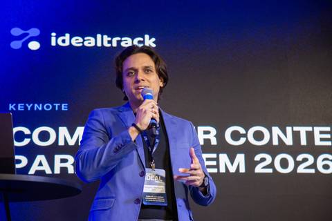 Desenvolvedor do idealtrack: Palestrante discursando sobre estratégias de conteúdo para 2026 no evento da IdealTrack em SP. Foto por Bruno Arita.'