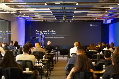 Visão Geral do Palco: Apresentação sobre inteligência artificial e escala de conteúdo no auditório IdealTrack em SP. Foto por Bruno Arita.'