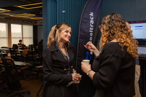 Participantes no Coffee Break: Convidados interagindo e trocando ideias na área social do evento corporativo em São Paulo. Foto por Bruno Arita.'