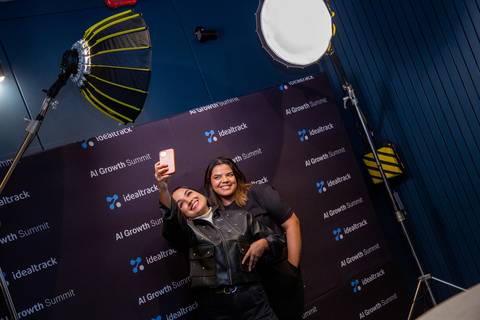 Bastidores do Evento: Participantes tirando fotos de bastidores na estrutura de estúdio do AI Growth Summit em SP. Foto por Bruno Arita.'