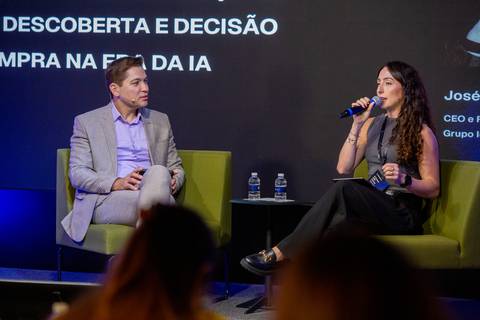 Painel LATAM e Ideal Trends: José Paulo e Juliana Peria em debate sobre a descoberta e decisão de compra na IA em SP. Foto por Bruno Arita.'