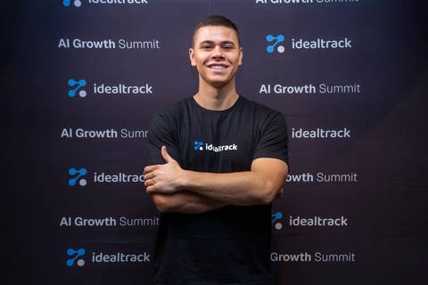 Vice-presidente do idealtrack no Backdrop IdealTrack: Romário Martins posando no painel oficial do AI Growth Summit do Grupo Ideal Trends em SP. Foto por Bruno Arita.'