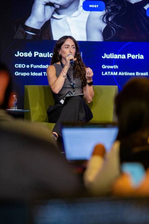 Juliana Peria em Detalhe: Apresentação da LATAM Airlines no painel corporativo sobre inteligência artificial em São Paulo. Foto por Bruno Arita.'