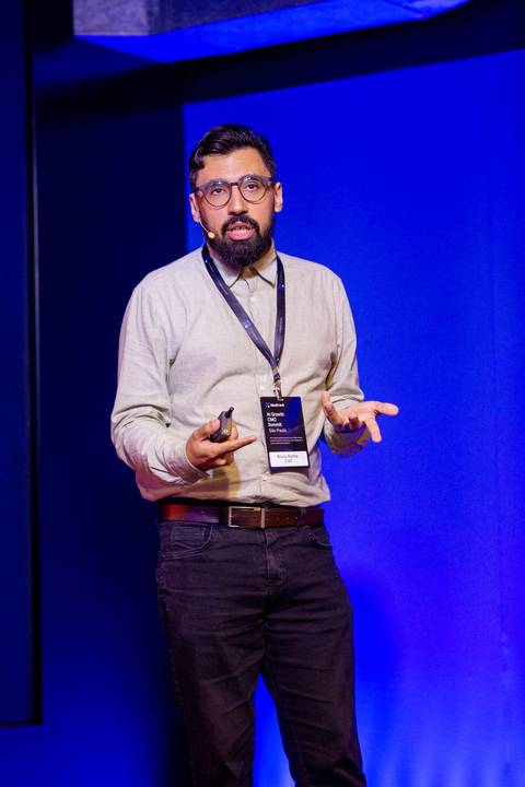Palestrante da CVC sobre SEO Moderno: Palestrante discursando no palco sobre a mudança do SEO tradicional para citabilidade em SP. Foto por Bruno Arita.'
