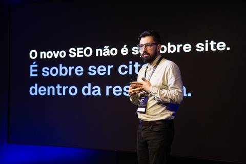 Slide Novo SEO e Citabilidade: Palestra da CVC destacando que o novo SEO é sobre ser citado nas respostas de inteligência artificial em SP. Foto por Bruno Arita.'
