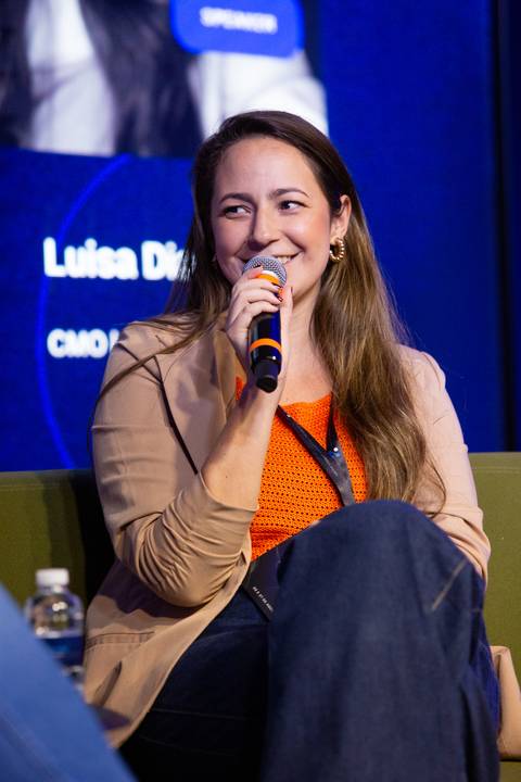 Luisa Dias em Painel: Luisa Dias, CMO da Rappi, em palestra sobre quick commerce e dados no AI Growth Summit em São Paulo. Foto por Bruno Arita.'