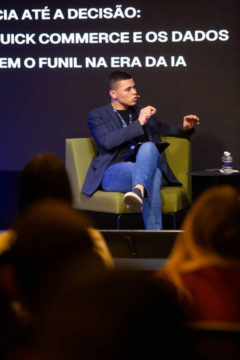 Romário no Palco: Romário Martins apresentando o painel de abertura sobre dados e conversão em São Paulo. Foto por Bruno Arita.'