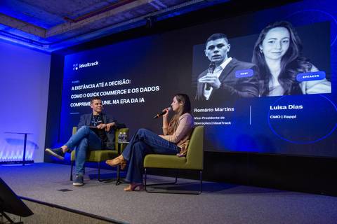Painel Rappi e IdealTrack: Romário Martins e Luisa Dias em painel sobre como o quick commerce comprime o funil na era da IA em SP. Foto por Bruno Arita.'