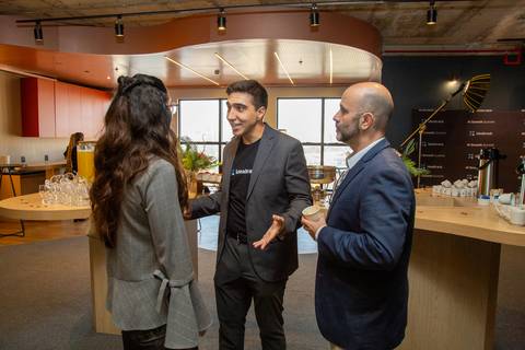 Networking de Executivos no Coffee Break: Luis Ottoni em conversa informal com participantes durante a pausa do evento em São Paulo. Foto por Bruno Arita.'