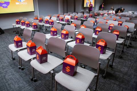Auditório Preparado: Cadeiras do auditório no Bradesco Seguros organizadas com kits de boas-vindas para os participantes. Foto por Bruno Arita.'