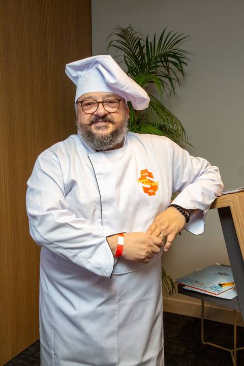 Palestrante Destaque Vestido de Chef: Executivo da BRCondos usando dólmã de chef e chapéu de mestre cuca na abertura do evento. Foto por Bruno Arita.'