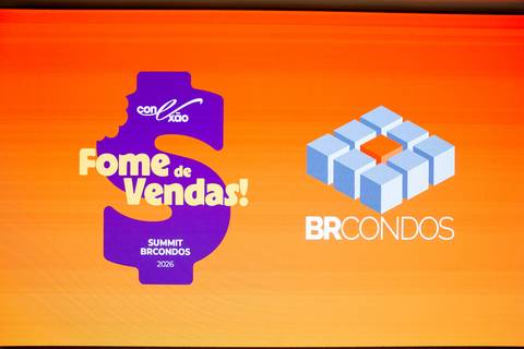 Identidade visual do evento Summit BRCondos Fome de Vendas ao lado do logotipo da BRCondos. Foto: Bruno Arita.'