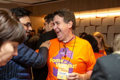 Networking Dinâmico: Participantes conversando animadamente no intervalo das palestras em São Paulo. Foto por Bruno Arita.'