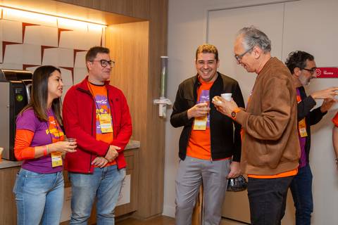 Coffee Break e Networking: Participantes do Summit BRCondos conversando no lounge durante a pausa para café. Foto por Bruno Arita.'