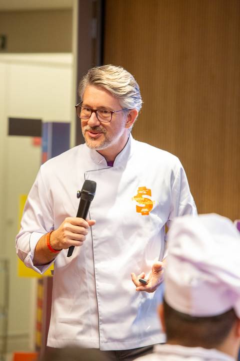 Palestra Executiva do Bradesco: Executivo de dólmã discursando sobre estratégias de vendas para condomínios. Foto por Bruno Arita.'