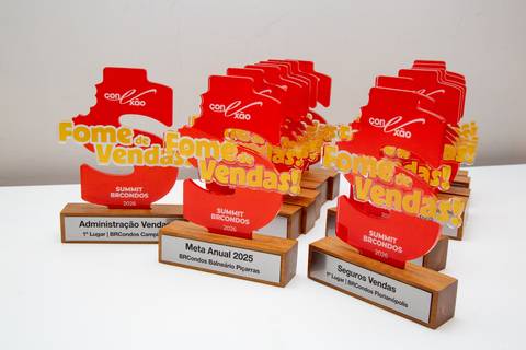 Troféus de Premiação Fome de Vendas: Troféus e placas de acrílico amarelado e madeira preparados para a cerimônia. Foto por Bruno Arita.'