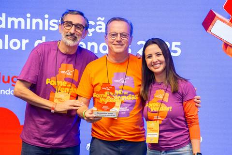 Entrega de Troféu BRCondos: Executivo entregando troféu de destaque em vendas para vencedora no palco. Foto por Bruno Arita.'