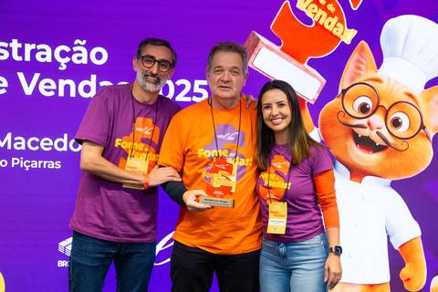 Ganhadores do Troféu Fome de Vendas: Grupo de executivos premiados no palco do Bradesco Seguros na Av. Paulista. Foto por Bruno Arita.'