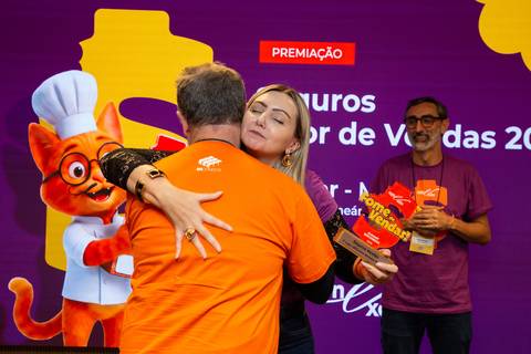 Abraço Comemorativo: Ganhadores se abraçando com entusiasmo ao receberem seus prêmios em São Paulo. Foto por Bruno Arita.'