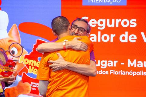Entrega de Troféu de Vendas: Executivos entregando o troféu para o campeão da categoria de gestão em SP. Foto por Bruno Arita.'