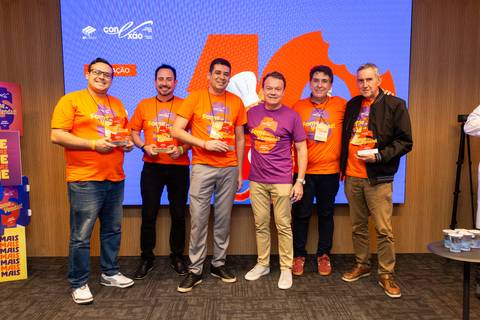 Grupo de Premiados Reunidos: Campeões de vendas exibindo orgulhosos suas conquistas no encerramento do evento. Foto por Bruno Arita.'