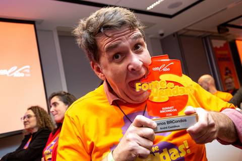 Descontração com Troféu: Participante brincando e morde simultaneamente seu troféu em tom divertido. Foto por Bruno Arita.'