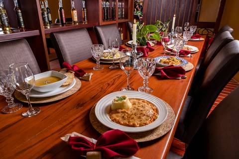 Mesa montada Restaurante Todos os Vinhos, Gonçalves, MG'