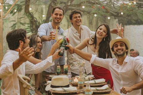 Casamento de Samara e Luiz, Ubatuba. Amigos confraternizando.'