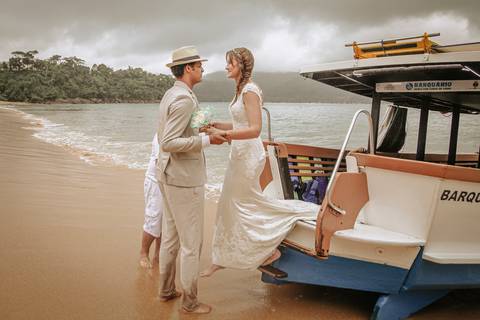 Casamento de Samara e Luiz, Ubatuba. Entrada da Noiva de barco.'