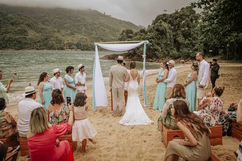 Casamento de Samara e Luiz, Ubatuba. Cerimônia beira mar.'