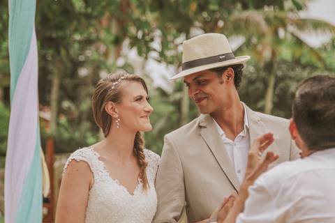 Casamento de Samara e Luiz, Ubatuba. Cerimônia. Noivos se olhando'