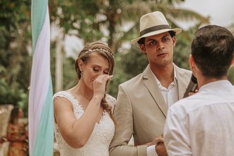 Casamento de Samara e Luiz, Ubatuba. Cerimônia. Noiva chorando.'