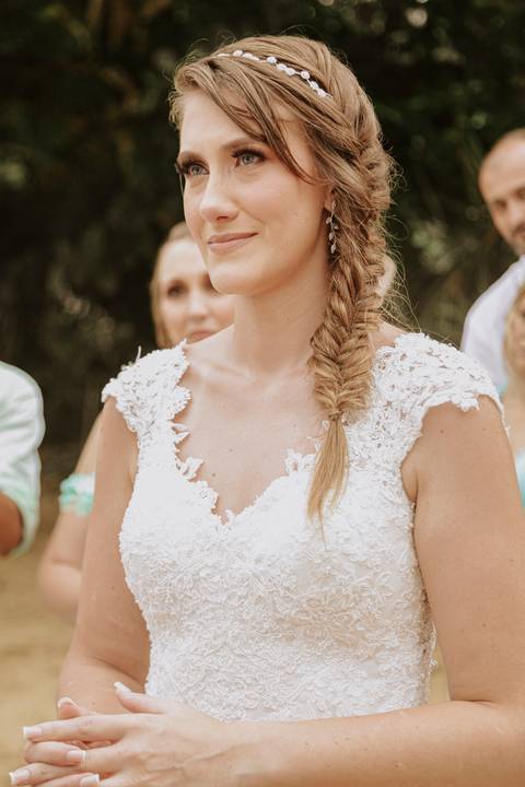 Casamento de Samara e Luiz, Ubatuba. Cerimônia. Olhar da noiva.'