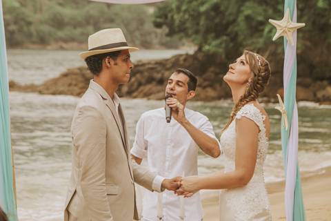 Casamento de Samara e Luiz, Ubatuba. Cerimônia, noiva agradecendo ao céu.'