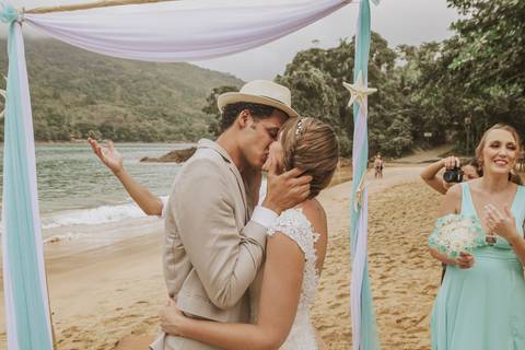 Casamento de Samara e Luiz, Ubatuba. Cerimônia. O beijo.'