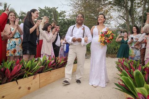 Cerimônia na praia, entrada da noiva'
